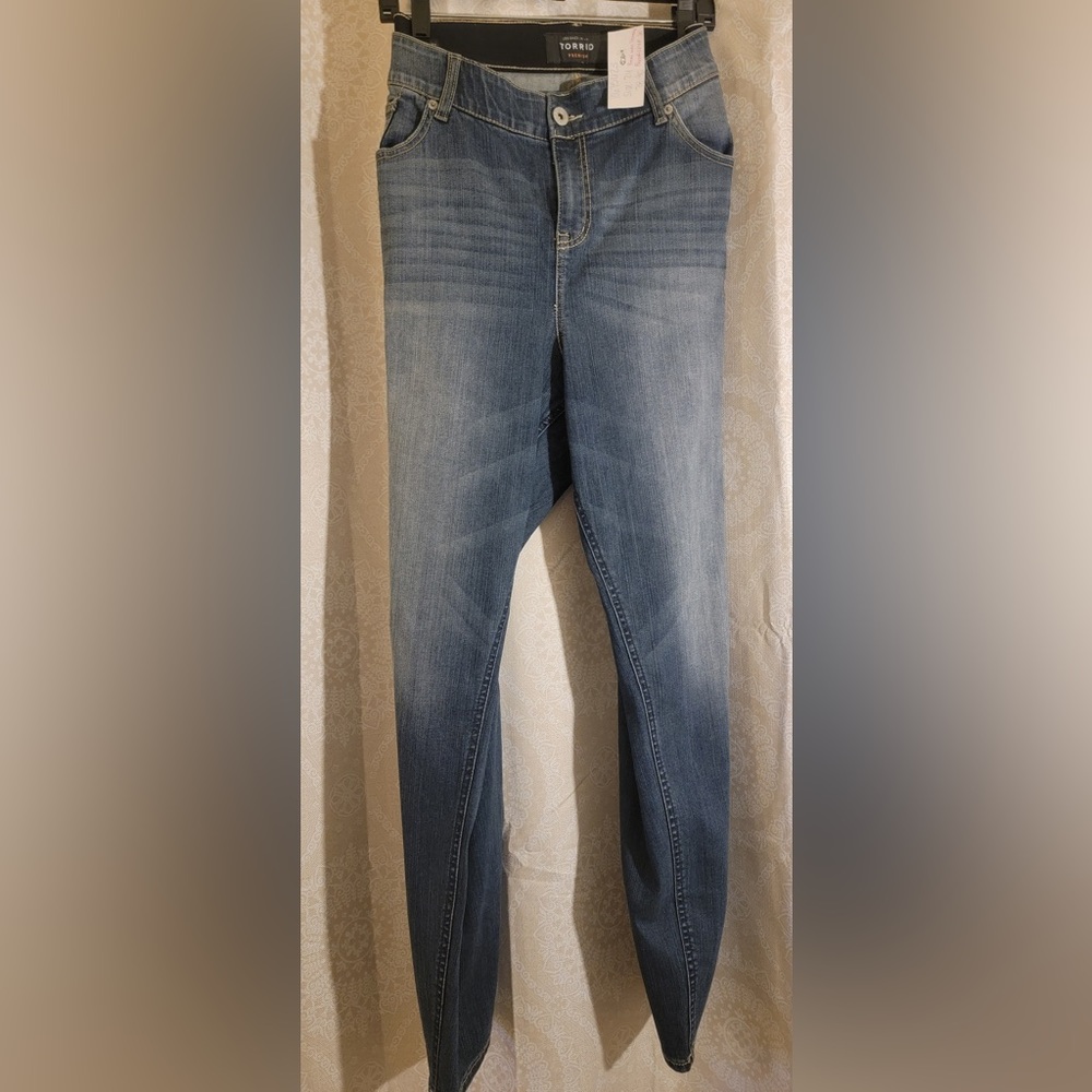 Torrid Bombshell Skinny Jeans NWT - Picture 3 of 3